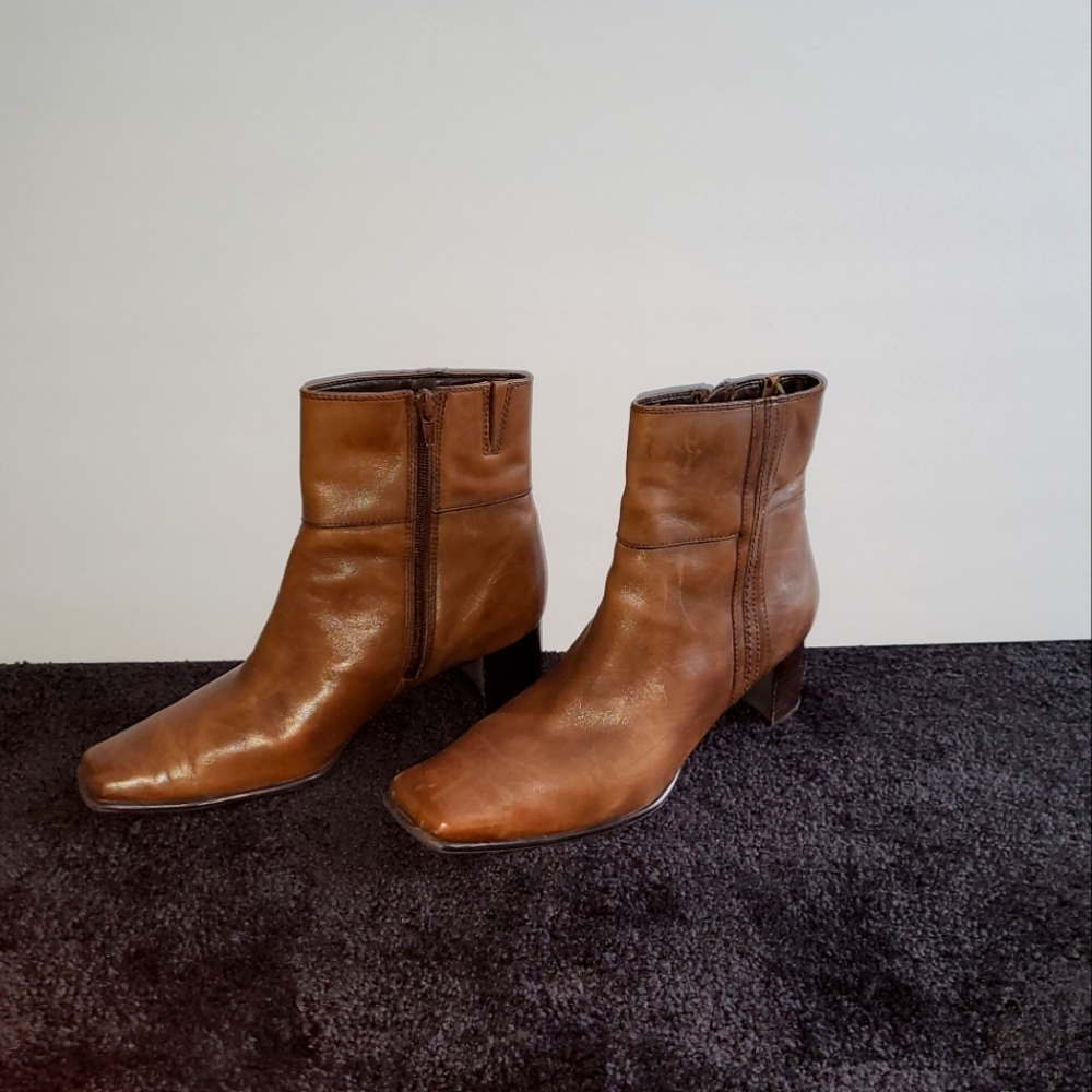 Apostrophe Jules Brown Side-Zip Ankle Boots. Size 8-1/2.